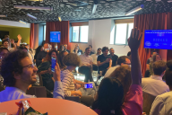 Team building MadCityZen : rires et esprit de compétition autour du jeu Burger Quiz. | © MadCityZen